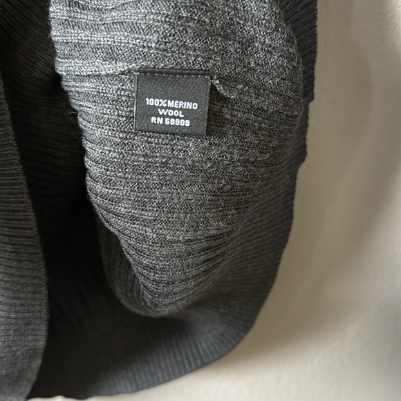 Murano Men’s 100% Merino Wool V-Neck Sweater - Picture 4 of 4